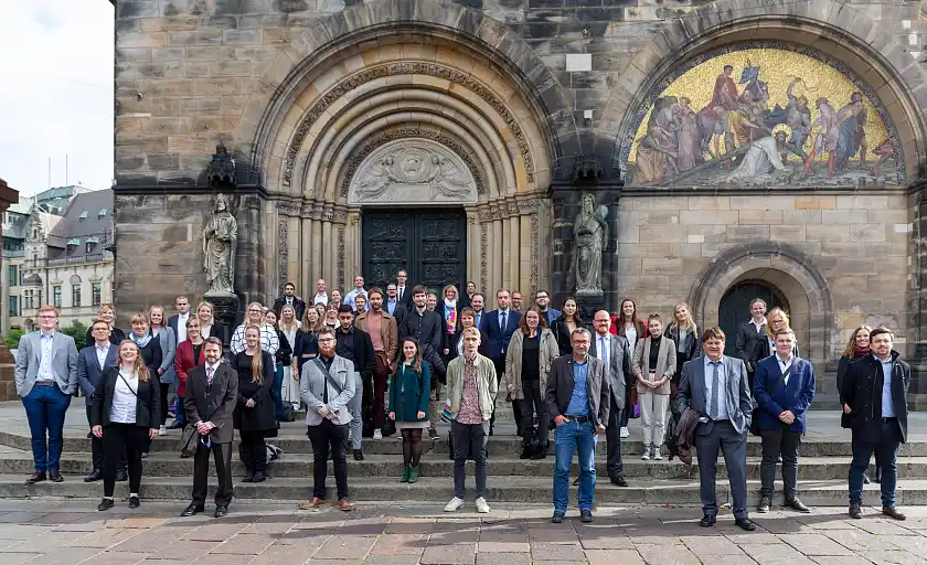 Gruppenfoto mit den neuen Nachwuchskräften auf den Domstufen
