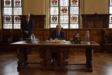 Bild Eintrag in das Goldene Buch: Bürgermeister Bovenschulte und Botschafter Argentiniens Petro Raúl Villagra Delgado