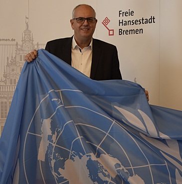 Bürgermeister Bovenschulte mit UN-Flagge