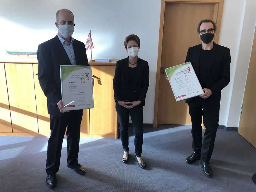Die Senatorin für Wissenschaft und Häfen, Dr. Claudia Schilling, überreicht den Preisträgern Prof. Michael Vogel (li.) und Prof. Jörg Müssig (re.) die Urkunden.