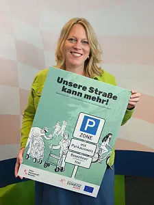 Senatorin Dr. Maike Schaefer mit dem Kampagnenplakat