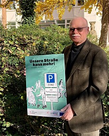 Senator Ulrich Mäurer mit dem Kampagnenplakat