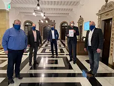 Eine Delegation der EVG überreichte dem Bürgermeister das Positionspapier