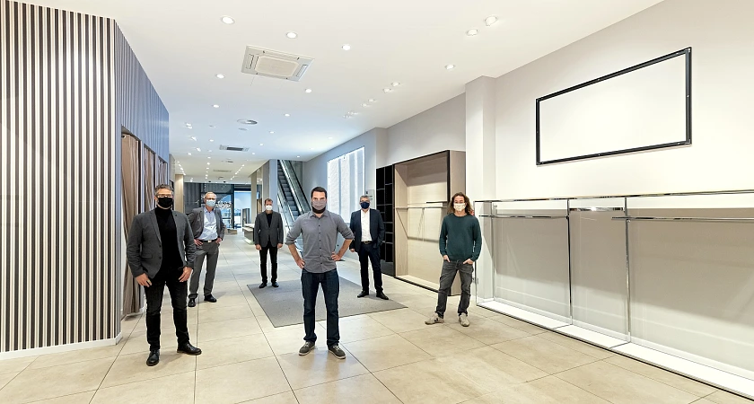 An einem Strang für ein neues Konzept in der Bremer City: (v.l.n.r.) Erik Wankerl, ekofair, Staatsrat Sven Wiebe, Senatorin für Wirtschaft, Arbeit und Europa, Alexander Ruddat, Ruddat Grundbesitz GmbH & Co. KG, Urs Siedentop, ekofair, Andreas Heyer, WFB Wirtschaftsförderung Bremen GmbH und Felix Halder, ekofair, trafen sich zur Unterzeichung der Mietverträge auf der Ladenfläche, die demnächst Bremens erstes Fairkaufhaus beherbergen wird. Foto: WFB/Frank Pusch