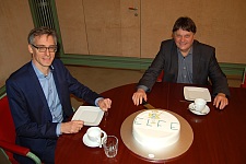 Dietmar Strehl und Martin Hagen feiern die Entscheidung des Bundesrates mit einer ELFE-Torte