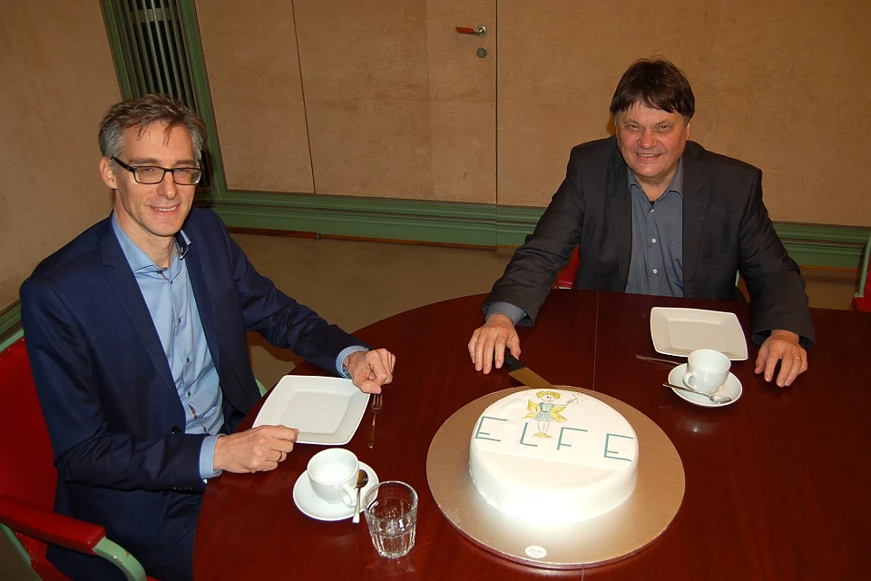 Dietmar Strehl und Martin Hagen feiern die Entscheidung des Bundesrates mit einer ELFE-Torte
