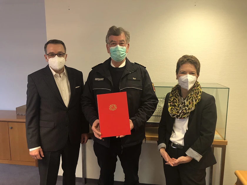 Senatorin Dr. Claudia Schilling und Staatsrat Tim Cordßen überreichten Hafenkapitän Andreas Mai die Ruhestandsurkunde