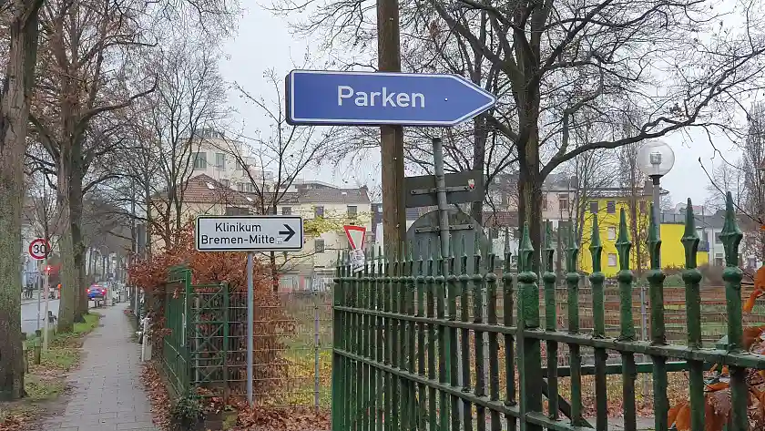 Foto: gut ausgeschilderte Wegweisung zum Parkplatz