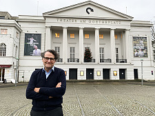 Michael Börgerding vor dem Theater Bremen