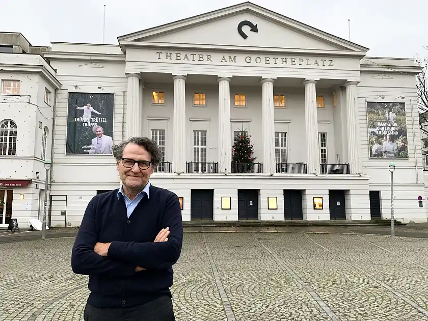 Michael Börgerding vor dem Theater Bremen