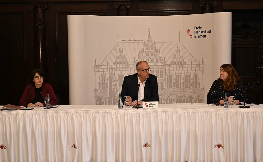 Bürgermeister Bovenschulte und  die Senatorinnen Bernhard (links) und Stahmann (rechts) erläutern die Maßnahmen des Aktionspakets "Unterstützungsleistungen im Quartier" Foto: Senatspressestelle