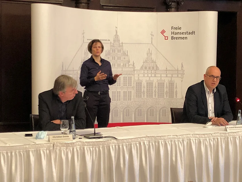 Auf der nunmehr 47. Senatspressekonferenz im Bremer Rathaus seit Beginn der Pandemie stellt Bürgermeister Bovenschulte (re.), diesmal an einem Sonntag, die Ergebnisse der Ministerpräsidentenkonferenz der Öffentlichkeit vor