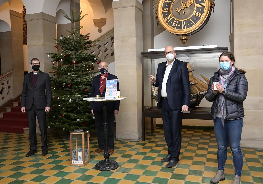 Bürgermeister Bovenschulte überreicht das Friedenlicht an Katharina Kähler. (v.l.n.r.) Pastor Henner Flügger, Rainer Nalazek, Bürgermeister Andreas Bovenschulte, Katharina Kähler Foto: Senatspressestelle