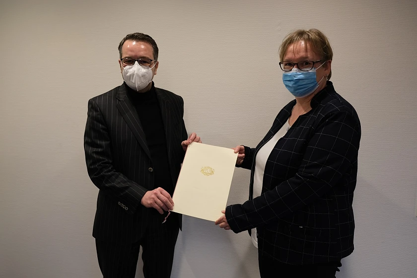 Staatsrat Tim Cordßen überreicht Frauke Meyer die Ernennungsurkunde