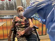 Alice Oeßelmann (85) wird als erste Bremerin gegen das Coronavirus geimpft. Foto: Lukas Fuhrmann