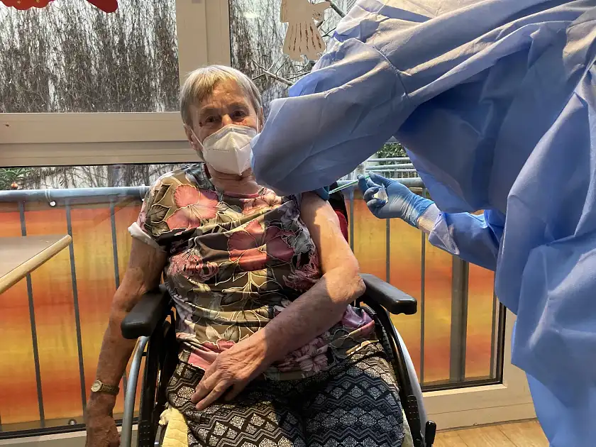 Alice Oeßelmann (85) wird als erste Bremerin gegen das Coronavirus geimpft. Foto: Lukas Fuhrmann