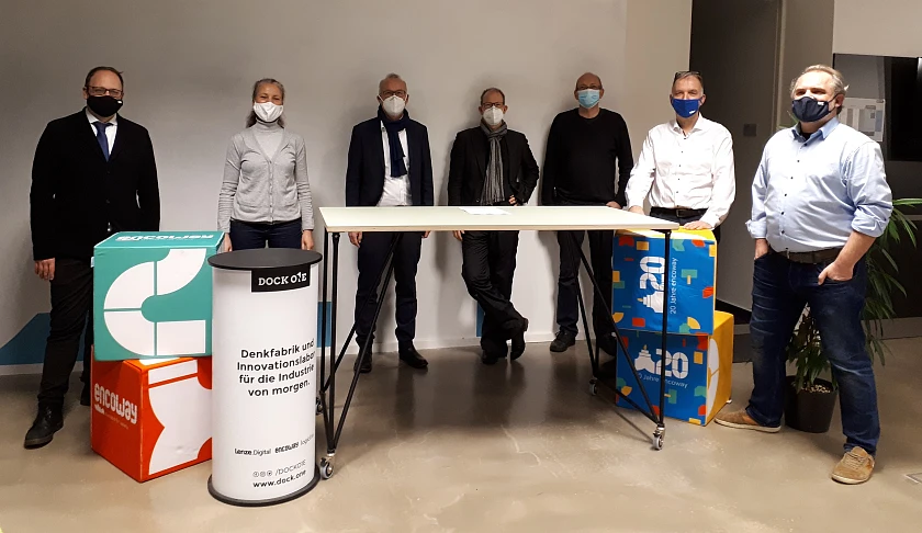 Offizielle Gründung des Digital Hub Industry Bremen e. V. im Dock One der encoway GmbH (v.l.n.r.): Prof. Dr. Dirk Weitze-Scholl (Rechtsanwalt und Notar), Anke Werner (WFB Wirtschaftsförderung GmbH), Prof. Dr.-Ing. Bernd Scholz-Reiter (Rektor der Universität Bremen), Prof. Dr. Andreas Breiter (Wissenschaftlicher Direktor Institut für Informationsmanagement Bremen GmbH (ifib) sowie Beisitzer bremen digitalmedia), Volker Saß (Referatsleiter bei der Senatorin für Wissenschaft und Häfen), Christoph Ranze (Gründer der encoway GmbH und Leiter des Digitalgeschäfts der Lenze SE sowie 2. Vorsitzender bremen digitalmedia) und Bastian Müller (komm. Referatsleiter bei der Senatorin für Wirtschaft, Arbeit und Europa) Copyright: SWAE/Karen Schuster