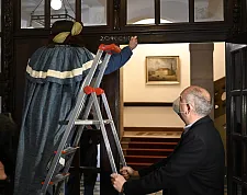 Bild Sternsinger schreibt mit Kreide den Segenwunsch an die Eingangstür