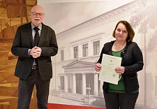 Innensenator Ulrich Mäurer (links) mit Galina Rubina. Durch die Einbürgerung genießt die Ukrainerin Reiseerleichterungen in vielen Ländern innerhalb und außerhalb der EU. 