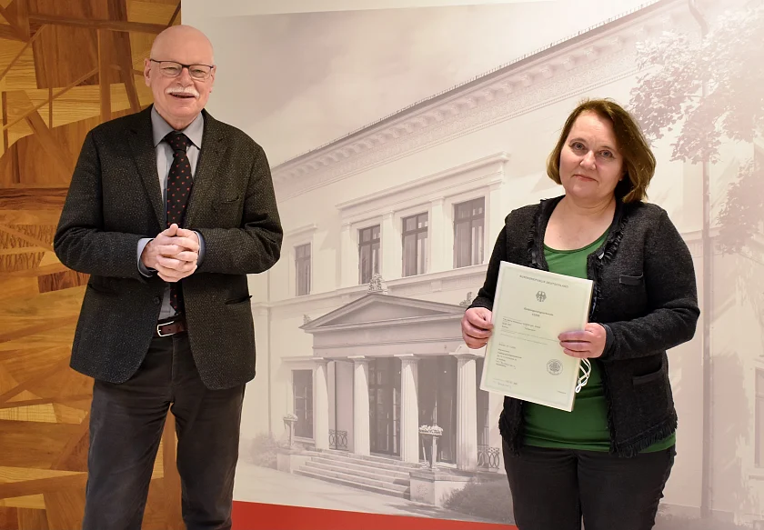Innensenator Ulrich Mäurer (links) mit Galina Rubina. Durch die Einbürgerung genießt die Ukrainerin Reiseerleichterungen in vielen Ländern innerhalb und außerhalb der EU. 