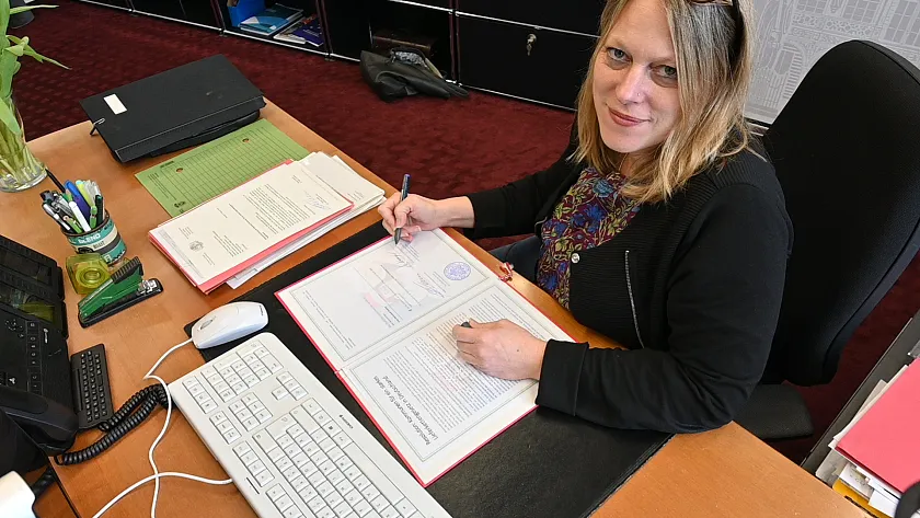 Bild Bürgermeisterin Maike Schaefer unterschreibt die Resolution des Lieferkettengesetzes 