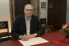 Bild Bürgermeister Andreas Bovenschulte unterschreibt die Resolution des Lieferkettengesetzes 