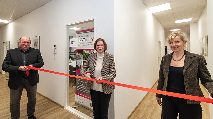 Senatorin Kristina Vogt eröffnet die Servicestelle Beruf und Familie vom RKW Bremen in der Martinistraße. Von links nach rechts: Harm Wurthmann, Geschäftsführer RKW Bremen, Kristina Vogt, Senatorin für Wirtschaft, Arbeit und Europa, sowie Rena Fehre, Expertin von der Servicestelle Beruf und Familie im RKW Bremen (Copyright: SWAE/Jan Rathke)