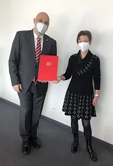 Bild Wissenschaftssenatorin Dr. Claudia Schilling überreichte Prof. Alexis Papathanassis die Ernennungsurkunde