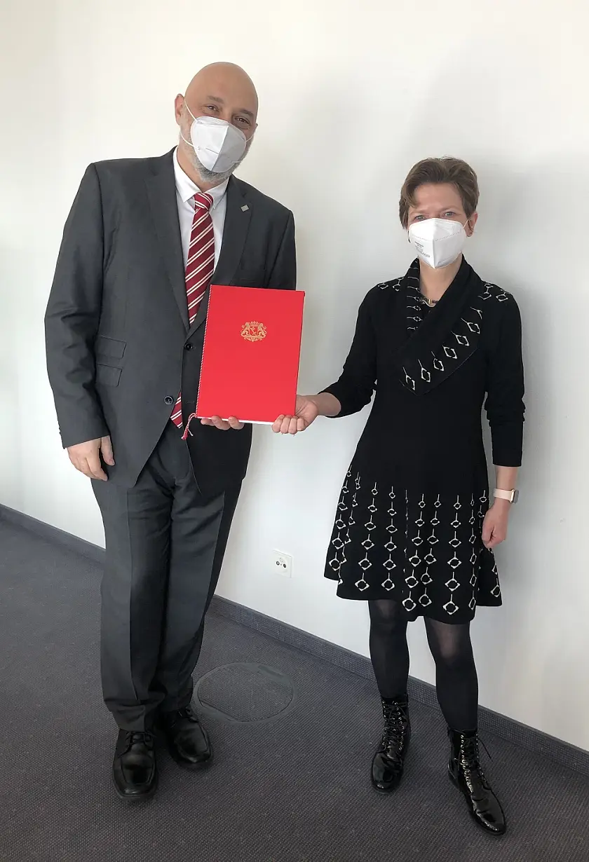 Bild Wissenschaftssenatorin Dr. Claudia Schilling überreichte Prof. Alexis Papathanassis die Ernennungsurkunde