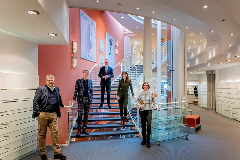 FAEX: Neue Mode für Bremen – das verspricht der FAEX Pop Up Store. Über den Gewinn des Konzepts freuen sich Andreas Heyer, WFB Wirtschaftsförderung Bremen GmbH, FAEX-Gründer Ingo Müller-Dormann, Stefan Storch, Immobilieneigentümer, Gabriele Warszinski, FAEX GmbH, und Kristina Vogt, Senatorin für Wirtschaft, Arbeit und Europa. (v.l.n.r.)