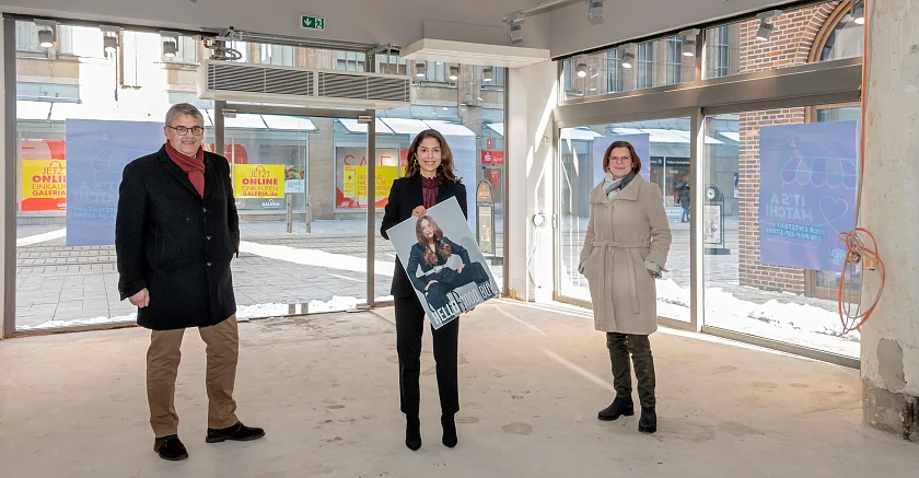 Hello Good Buy: Eine neue Chance – für die Ladenfläche in der Obernstraße und für hochwertige saisonale Second-Hand-Damenmode im skandinavischen Stil. Zum ersten Ableger des dänischen Konzepts „Hello Good Buy“ in Deutschland gratulierten Andreas Heyer, WFB Wirtschaftsförderung Bremen GmbH (links) und Kristina Vogt, Senatorin für Wirtschaft, Arbeit und Europa), (rechts) Gründerin Sarah Elise Gjemdal.