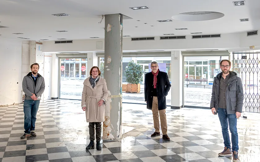 m:pura: Ein einmaliges Konzept für 3D-Lichtobjekte hat im Wettbewerb überzeugt. Peter Pflug, m:pura, Kristina Vogt, Senatorin für Wirtschaft, Arbeit und Europa, Andreas Heyer, WFB Wirtschaftsförderung Bremen GmbH, und Max Maurer, m:pura, haben sich die Ladenfläche in der Knochenhauerstraße vor Ort angesehen.