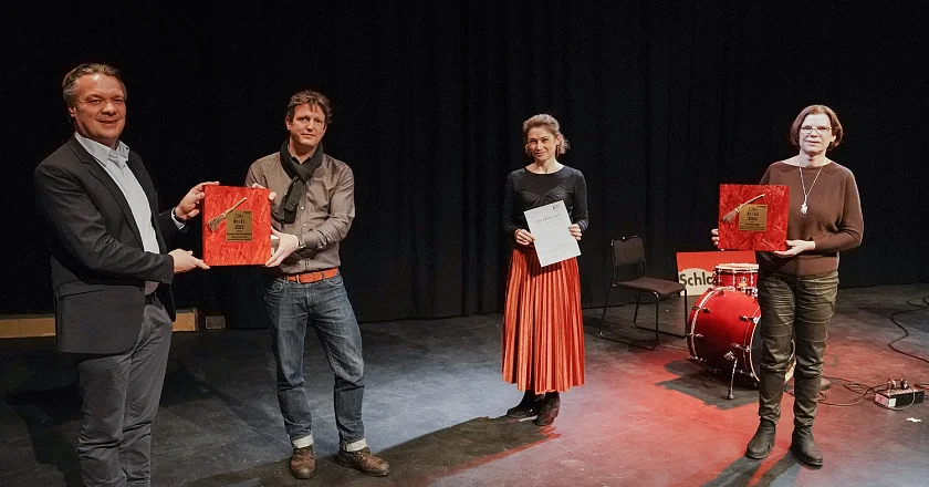 Preisverleihung des ZORA AWARD 2021 (v.l.n.r.) Christian Seidenstücker, Alexander Ostermaier, Martina Courth und Senatorin Kristina Vogt  Foto: Marcel Courth/EMG