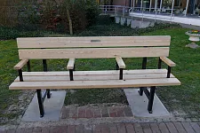 Die erste von zunächst 150 Seniorenbänken an der Stiftungsresidenz der Bremer Heimstiftung in der Marcusallee Foto: Pressestelle Soziales