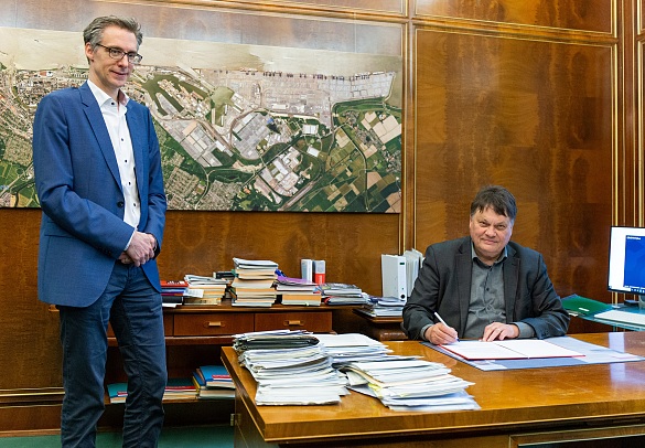 Finanzsenator Dietmar Strehl (rechts) und der für die Digitalisierung zuständige Staatsrat Martin Hagen bei der Unterzeichnung der Vereinbarung. Foto: Senator für Finanzen