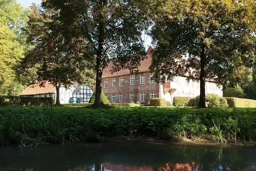 Bei Starkregen durch Überschwemmungen bedroht: Die Burg Blomendal im Gebiet der Blumenthaler Aue. © BREsilient_H. Fried