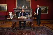 Bürgermeister Andreas Bovenschulte begrüßt Jörg Wojahn im Kaminzimmer.