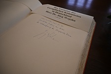 Jörg Wojahns Unterschrift und Gruß im Goldenen Buch