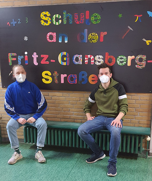 Warten auf den dritten Mann: Lehramtsstudenten Finn Schmidt (links) und Jonas Taucke von rent a teacherman in der Schule an der Fritz-Gansberg-Straße.