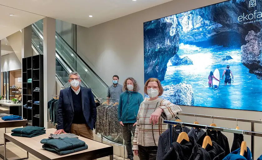 Freuen sich über die Eröffnung des ersten Fairkaufhauses in Bremen: Andreas Heyer, Wirtschaftsförderung Bremen GmbH, Urs Siedentop, Felix Halder (beide ekofair) und Kristina Vogt, Senatorin für Wirtschaft, Arbeit und Europa (v.l.n.r.).