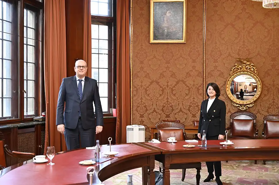 Generalkonsulin Gül Özge Kaya traf im Senatssaal mit Bürgermeister Dr. Andreas Bovenschulte zusammen.