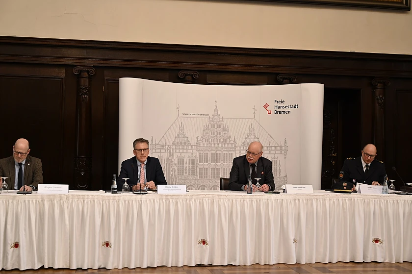 Senator Mäurer stellt die Polizeilichen Kriminalstatistiken vor. (v.l.n.r.) Jürgen Osmers (Leiter des Landeskriminalamtes), Harry Götze (Direktor der Ortspolizeibehörde Bremerhaven), Ulrich Mäurer (Senator für Inneres) und Dirk Fasse (Polizeivizepräsident)