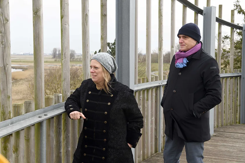 Maike Schaefer, Senatorin für Klimaschutz, Umwelt, Mobilität, Stadtentwicklung und Wohnungsbau, sowie Bremenports-Geschäftsführer Robert Howe zu Besuch auf der Luneplate in Bremerhaven. Foto: Wolfhard Scheer
