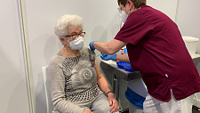 Die 86-jährige Elli Bartusch wird im neuen Impfzentrum geimpft. (Foto: Gesundheitsbehörde)
