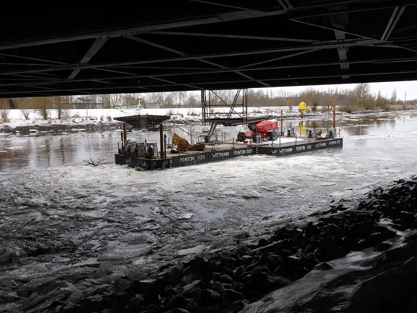 Starker Eisgang auf der Lesum umspült den Bauponton