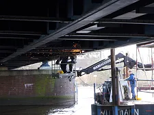 Verstärkungsarbeiten an der Brückenunterseite