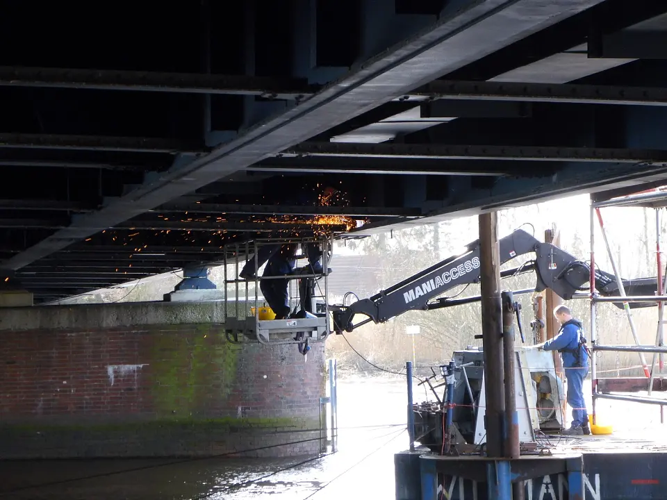 Verstärkungsarbeiten an der Brückenunterseite