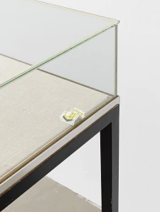 Norman Sandler  o.T., 2020/2021 / Bleistift und Farbstift auf unterschiedlichen Zeichenpapieren in Vitrine. Foto: Franziska von den Driesch