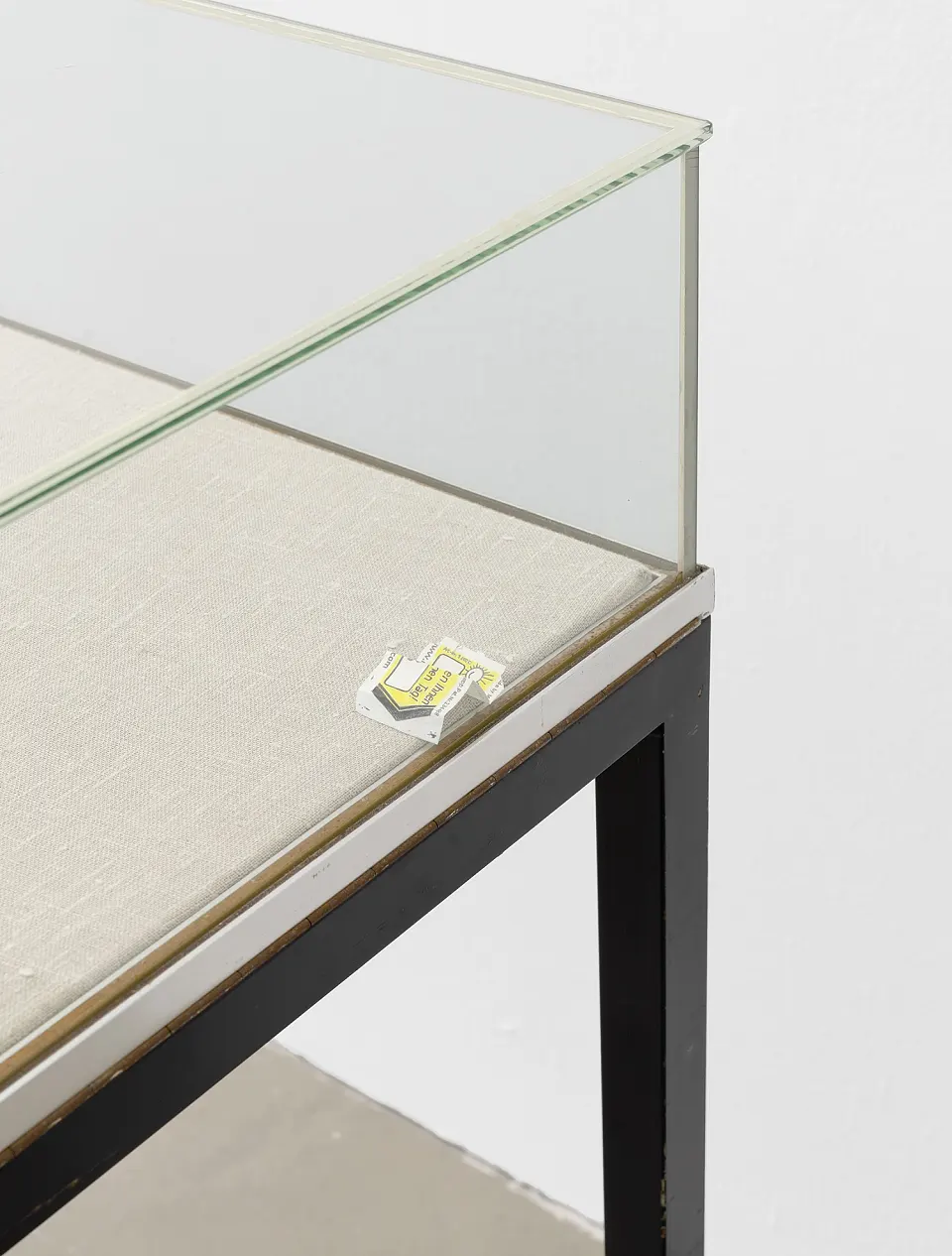 Norman Sandler  o.T., 2020/2021 / Bleistift und Farbstift auf unterschiedlichen Zeichenpapieren in Vitrine. Foto: Franziska von den Driesch