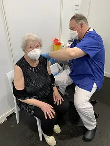 Frau Witte erhält die 100.000 im ImpfzeFrau Witte erhält die 100.000. Impfung im Impfzentrum in der Stadt Bremen. Foto: Pressestelle Gesundheitsressortntrum in der Stadt Bremen. Foto: Pressestelle Gesundheitsressort